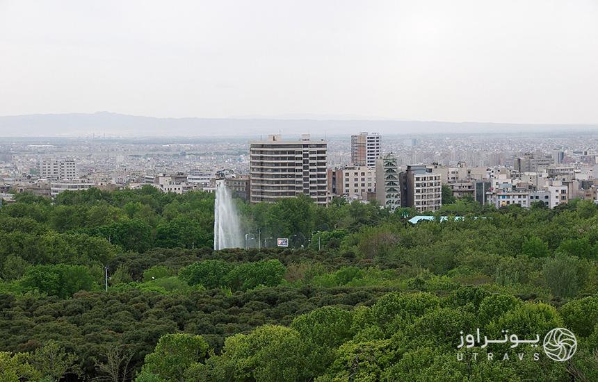 پارک لاله تهران از سمت جنوب و از بالا که درختان سرسبز و فواره‌اش دیده می‌شود. 